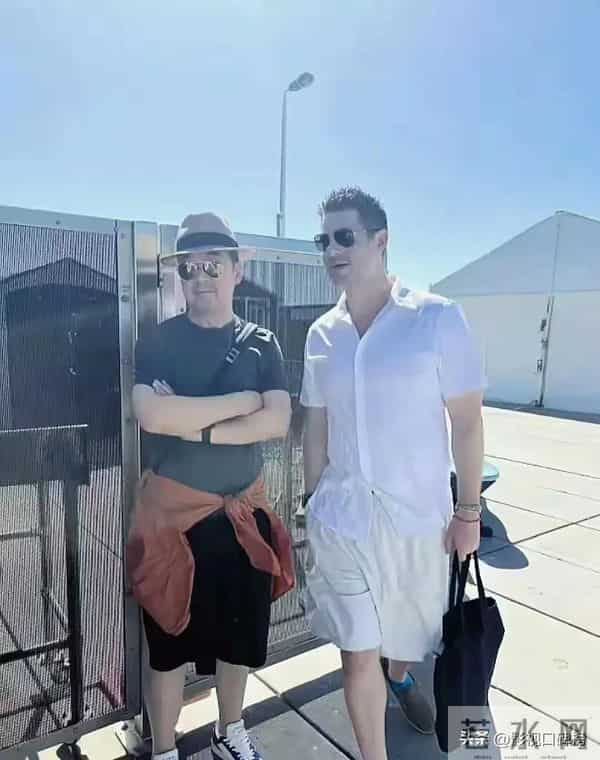 70岁张国立携妻子与友人聚餐,头顶白发老态明显,邓婕气质优雅