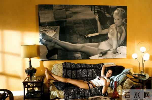 炸!顶流导演被爆骚扰多位女星,曾花7万块在夜店舔女招待的脚?