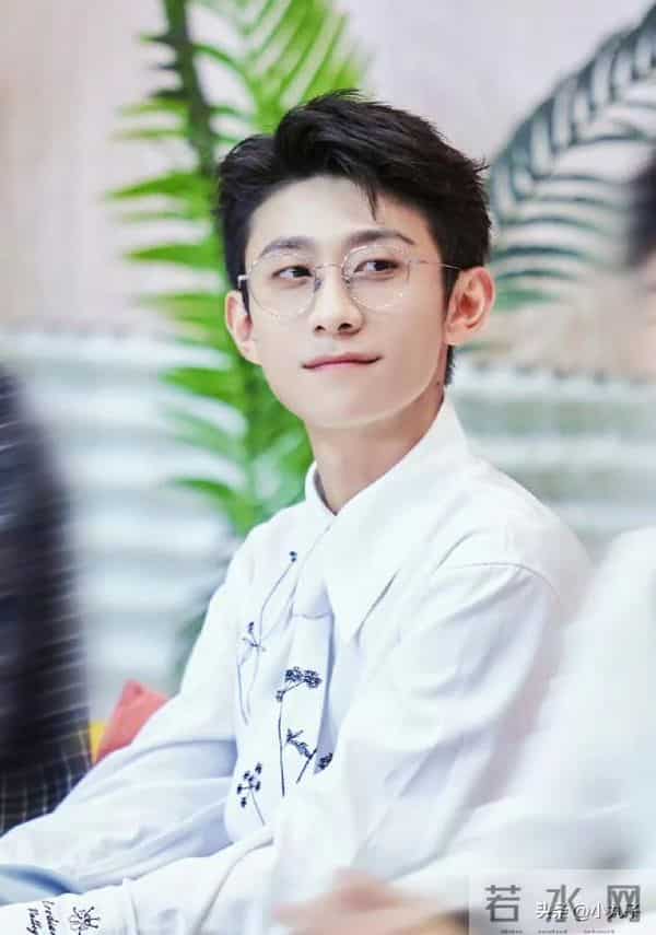 张一山竟然帅成这样了,真的好像京圈太子爷啊,一脸正气的帅!