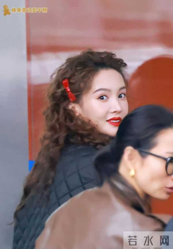 金晨又带火了秋冬新穿搭：羽绒服+牛仔裤+羊毛卷发型，显瘦又时髦