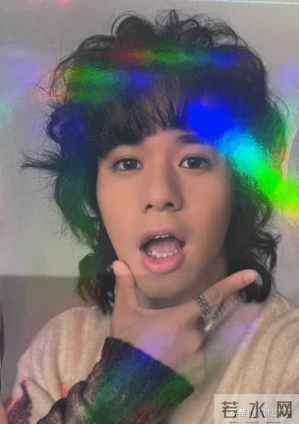 他曾因长胖被嘲,减肥变爆炸头帅哥,今成谢霆锋师弟猛晒腹肌!