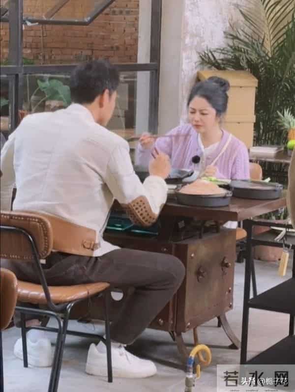 谭松韵吃火锅被偶遇,她的脸好圆,眼睛小小的,真的好可爱好美啊