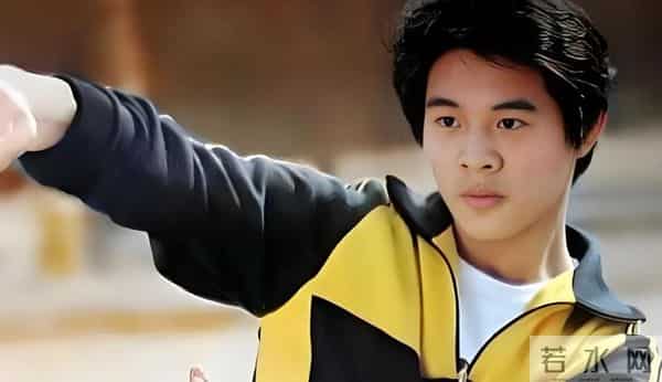 李连杰脱光上衣前后无刀疤,网友都不信,恶心的一幕在评论区上演