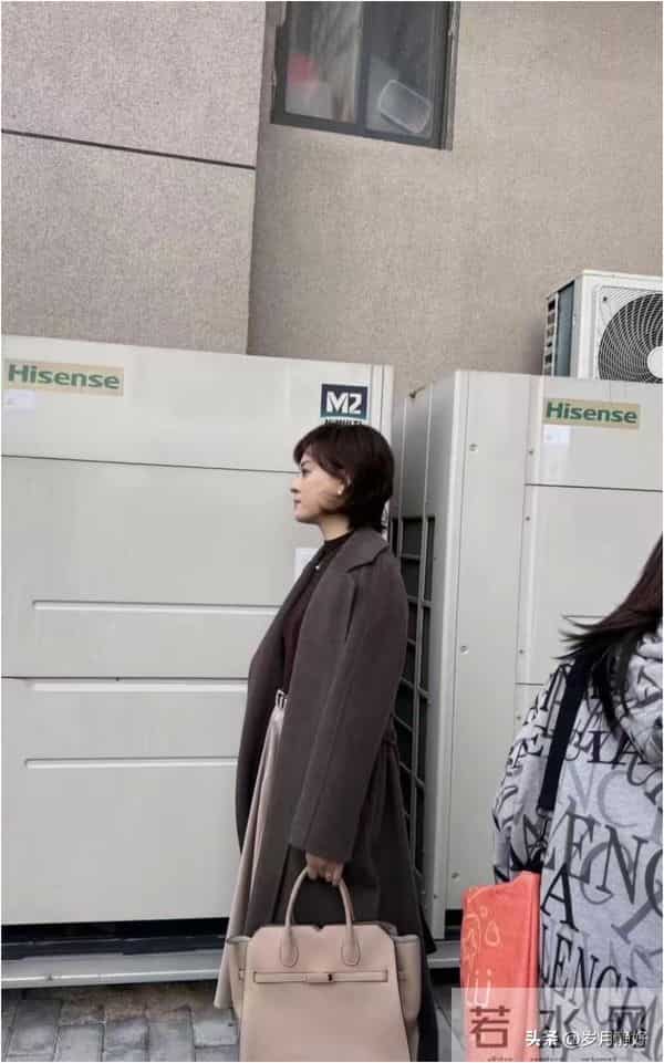 孙俪无锡拍戏被偶遇,身穿毛呢大衣新发型好洋气,本人又瘦又美!