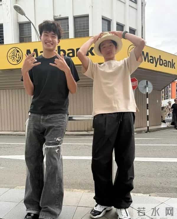 费曼与杨阳洋香港重聚,满嘴黄牙头秃油腻,举止怪异被曝有自闭症