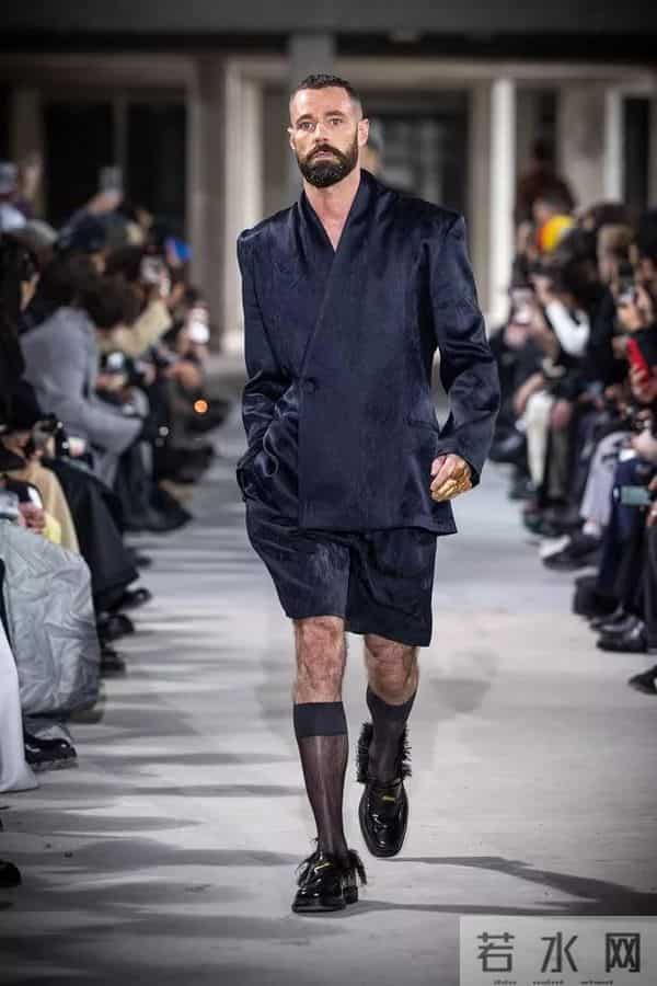 英国男星肖恩·沃德交不起房租,在朋友家睡床垫!