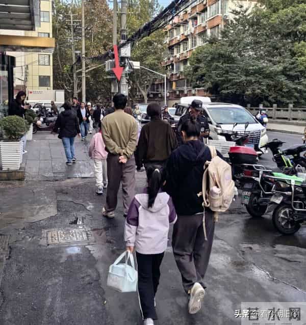 朱亚文和老婆在上海被偶遇,夫妻俩穿衣打扮低调,看起来好般配。