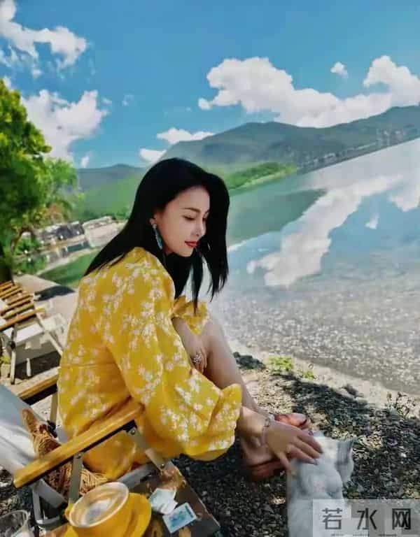 她如果不是私生活太混乱,她现在估计不输杨幂、白露、高圆圆