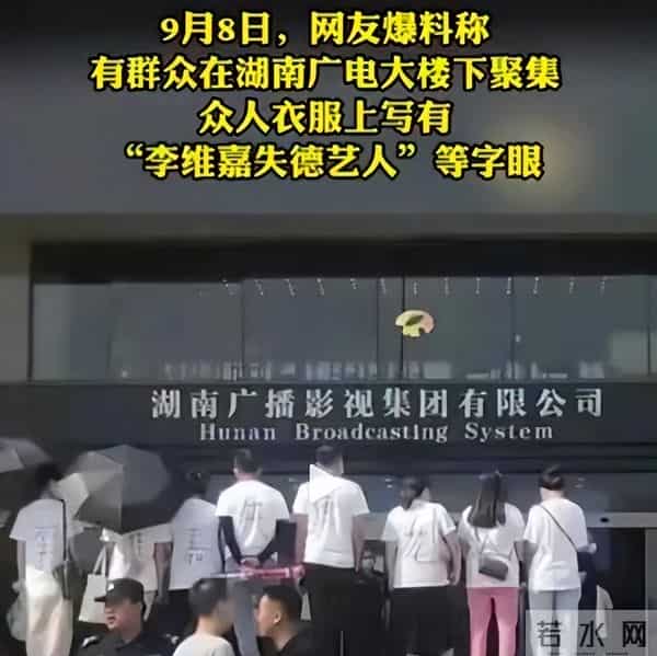 李维嘉妈妈高兴坏了!儿子49岁没老婆没孩子,孤身一人住豪宅