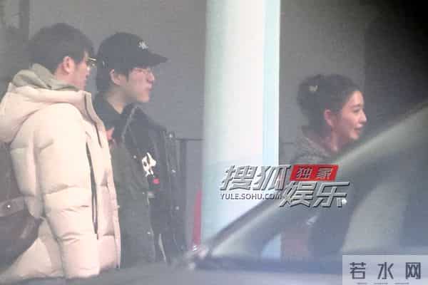 独家:董璇生日聚会张维伊照顾小酒窝 散场后夫妻牵手好甜蜜