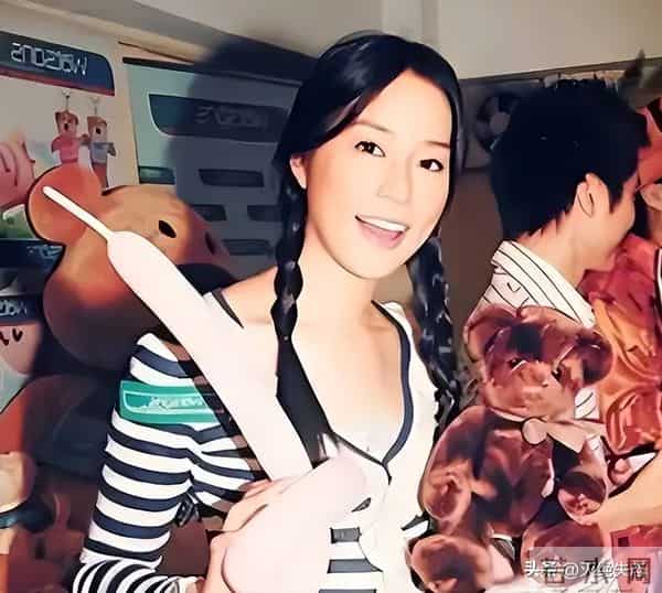 她14岁就长得“倾国倾城”,被富豪花7亿娶回家,8年生下4个娃