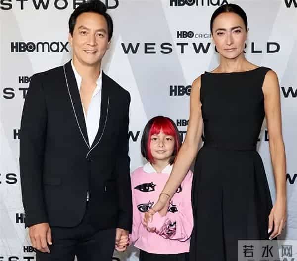 吴彦祖晒47岁老婆素颜合照，惊呆网友！男方曾称近10年没夫妻同房