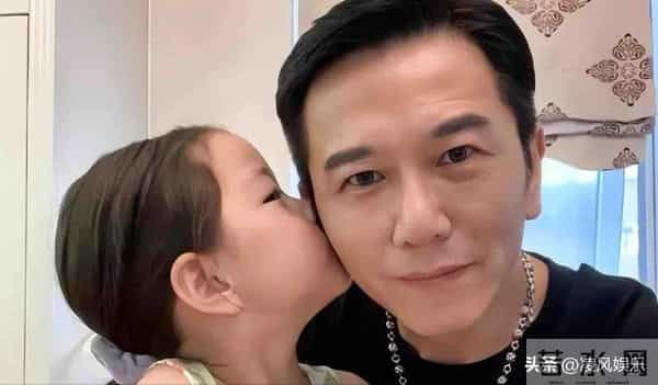 香港演员温兆伦的现状:61岁定居北京,依然帅气,10岁女儿很漂亮