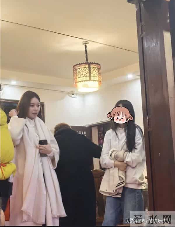 小菲带一家子到成都吃鲜鱼馆!筱梅本人超漂亮,玥儿正面像大S!