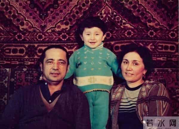 原来我们都被骗了，尼格买提对前妻只字不提，担心的事还是发生了