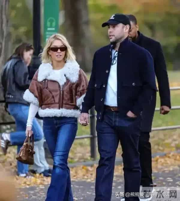 28岁悉尼妹真豪放，与44岁新男友公园激吻，欧美娱乐圈穿搭真独特