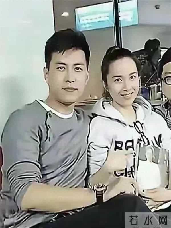 靳东夫妇同框太炸!老婆颜值气质双杀,这才是真郎才女貌天花板