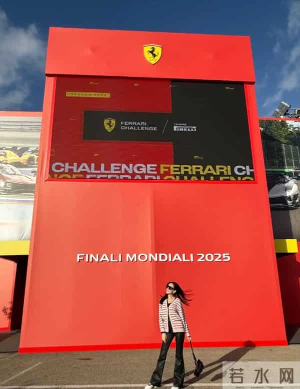 林志颖带妻子参加活动，陈若仪穿粉色旗袍不像40岁，一双腿好招摇