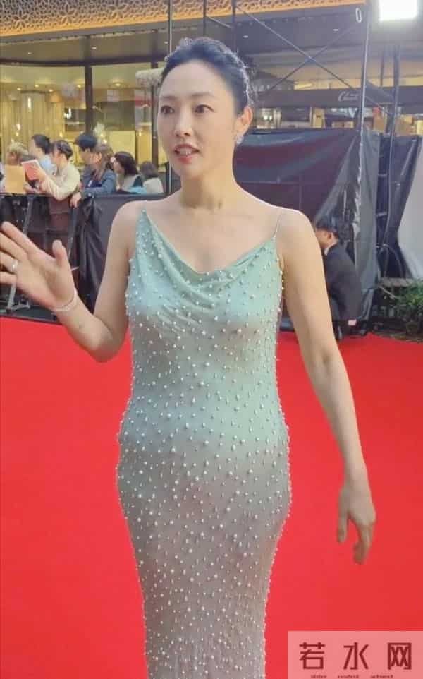 41岁白百何现身东京,她的下跨变得好大啊,脸也胖了,变化真大