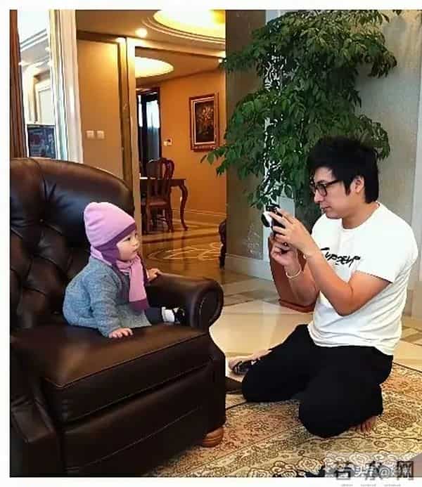 王诗龄小时候的可爱照，她是爸妈唯一的宝贝，是泡在蜜罐里长大的