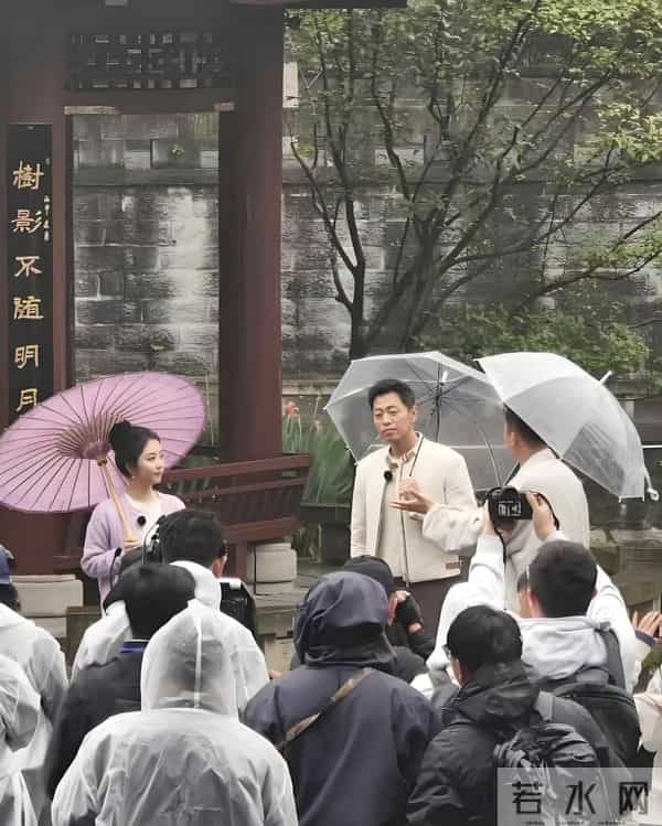 谭松韵回泸州老家录综艺,穿香芋紫的她娇小又甜美,一点不像35岁