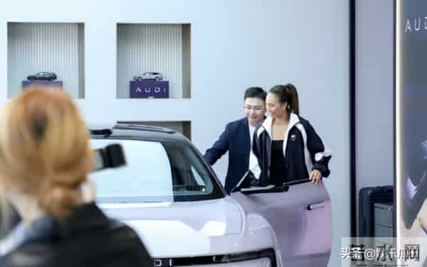 郑钦文上海奥迪店买车被偶遇 休闲装配高马尾 超级无敌好看 好美好飒