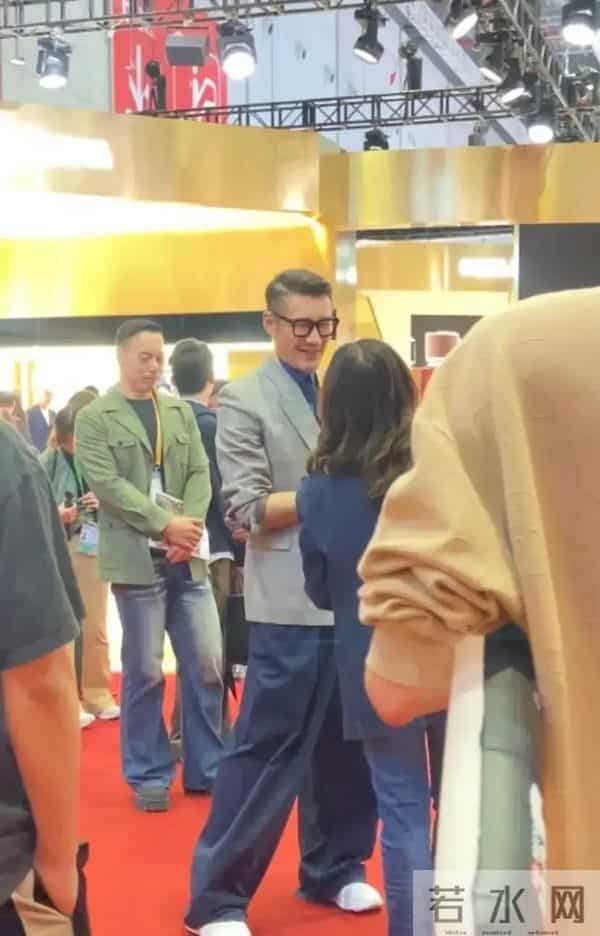 胡兵上海进博会遇何超琼,两人拍照合影!