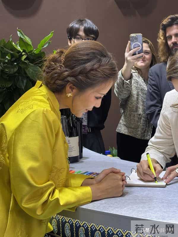 52岁朱迅现身上海进博会,穿黄色新中式上衣,尽显知性温婉与大气