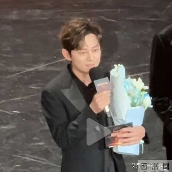 主持人何炅澄清衰老焦虑：我眼神好得很！