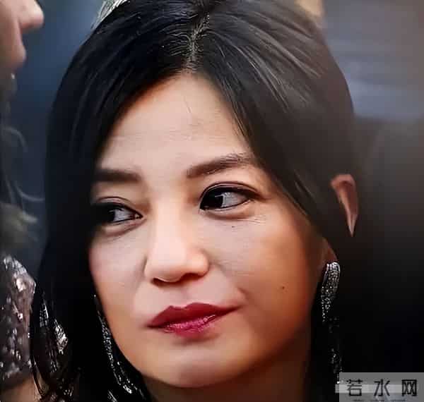 封杀4年,49岁赵薇近照模样大变,胃癌传闻真相大白,难走回头路