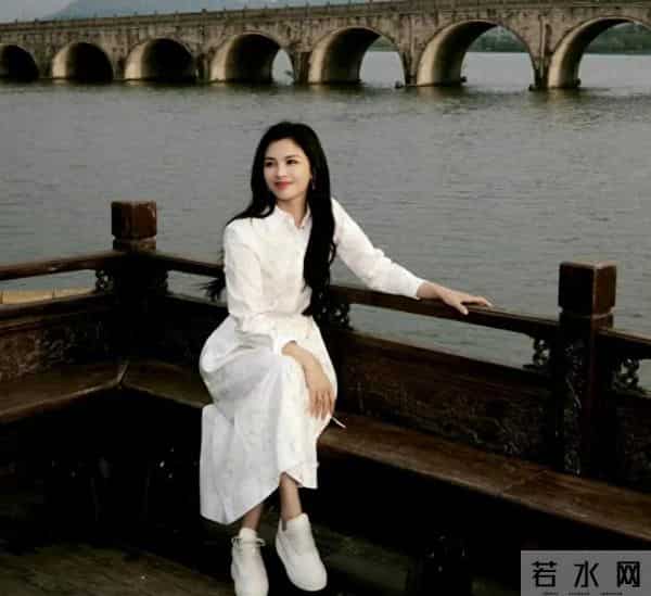 46岁刘涛浙江一日游，长得一般，没有网上说的那么美