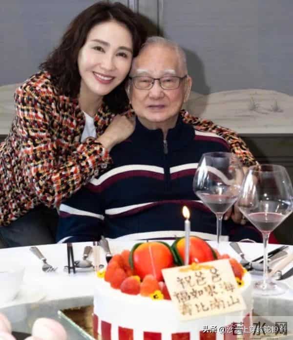 黎姿为父亲过生日时，老公和残疾弟弟在场，夫妻同框像一对父女