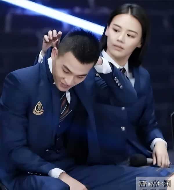 欧豪马思纯分手7年再同框，男方偷瞄女方表情微妙，网友呼吁复合