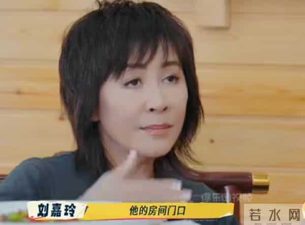 刘晓庆一天吃一斤肉，同龄人夸她年轻，摘下假发真容曝光