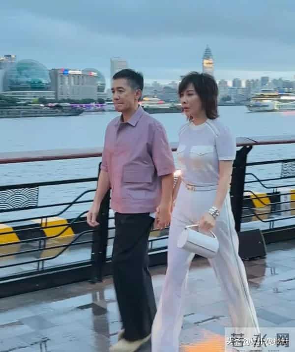 刘嘉玲上海被偶遇，59岁面容饱满身材佳，状态宛如三四十岁