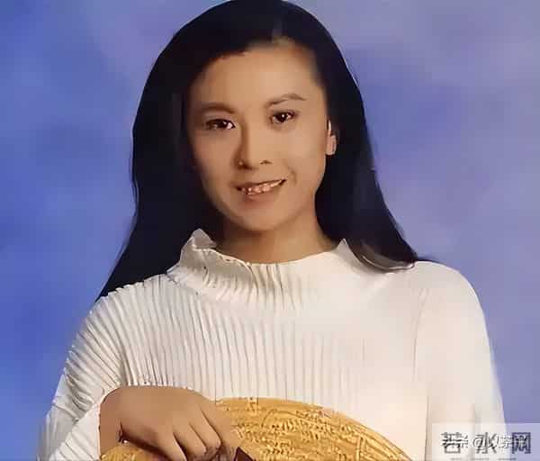 她曾力压王菲、惊艳春晚,却因投资失败成穷光蛋,如今老到认不出