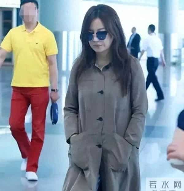 封杀四年,49岁赵薇近况再曝,参加好友婚礼,脸垮皮衰无星气