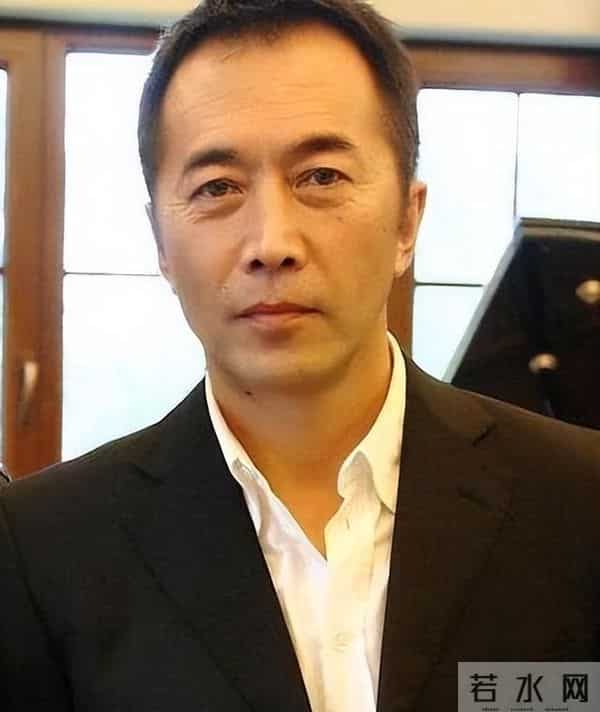 著名演员郑晓宁:曾为爱离婚,49岁再婚娶小娇妻,50岁终当爹