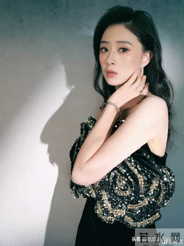 蒋欣 皮肤雪白光彩照人 天鹅颈超吸睛 果然瘦了更美