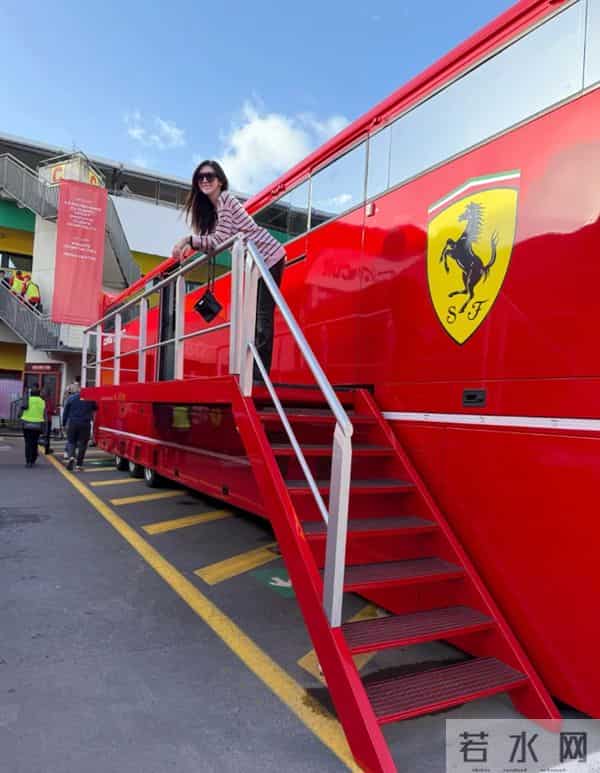 林志颖带妻子参加活动，陈若仪穿粉色旗袍不像40岁，一双腿好招摇