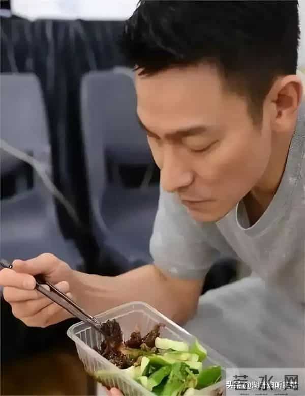 62岁刘德华晒一日三餐,网友:太狠了,难怪看起来像40岁