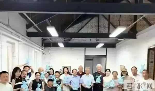 宋祖英私下聚会照流出,穿棉麻衣留短发,印象被完全颠覆呢