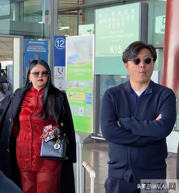 李湘在机场因身材问题被怼到“黑脸”，翻出十年前瘦照反击，好美