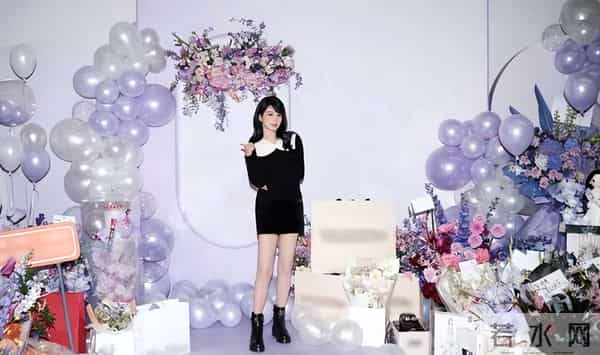 杨紫晒一家三口温馨合照庆生!站在爸妈中间备受宠爱