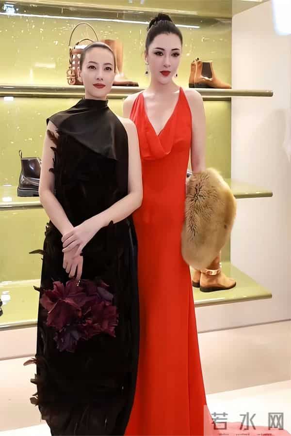 46岁高圆圆活动生图:脸上褶子多含胸驼背,她身边整容脸网红惊艳