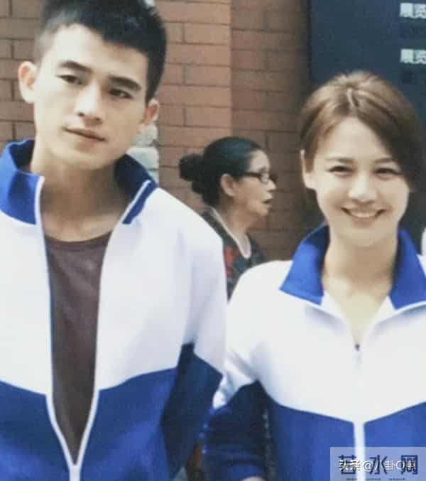 欧豪马思纯分手7年再同框，男方偷瞄女方表情微妙，网友呼吁复合