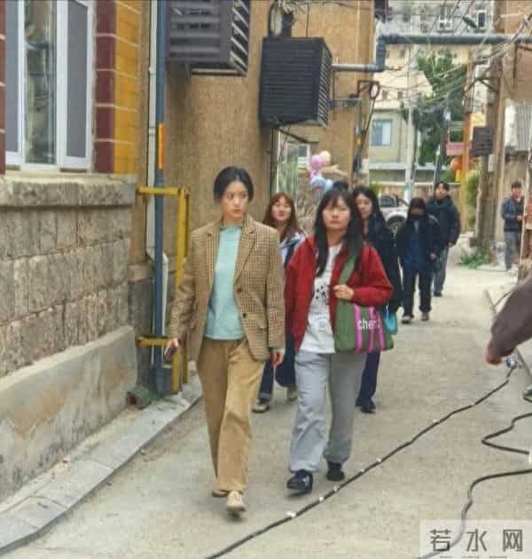 42岁蒋欣现身山东农村，她穿着一身朴素的衣服，看起来土味十足!