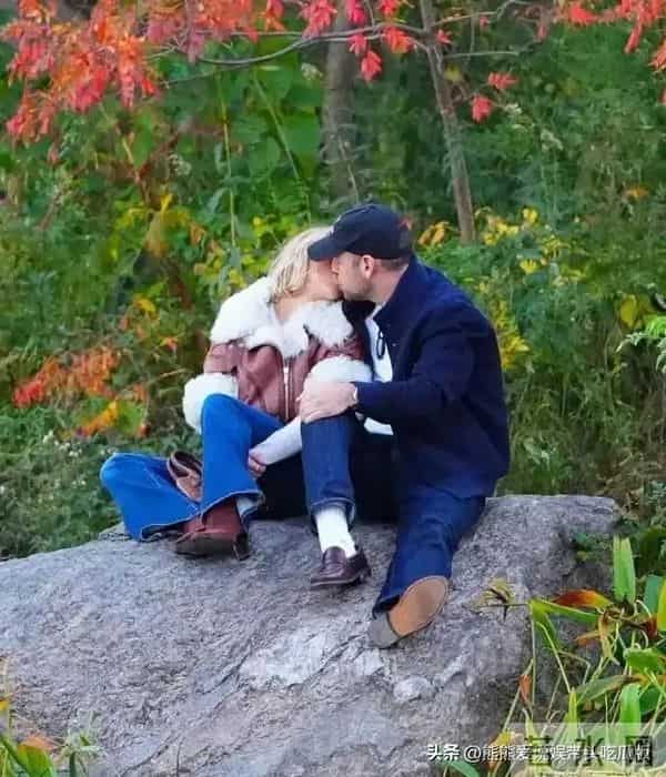 28岁悉尼妹真豪放，与44岁新男友公园激吻，欧美娱乐圈穿搭真独特