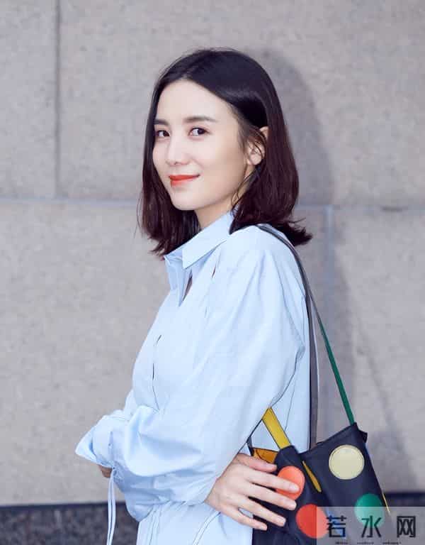 人民日报“点名”刚1个月，宋佳因一个举动，再令所有人刮目相看