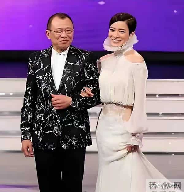 干爹离世10天后，佘诗曼迎来好消息，这下许绍雄可以放心了